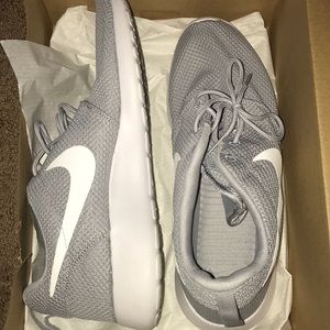 Men’s Grey roshe